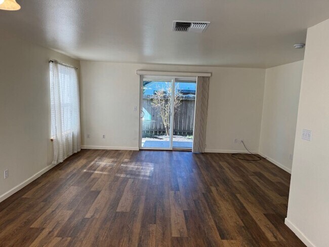 Building Photo - 323-325 SE K