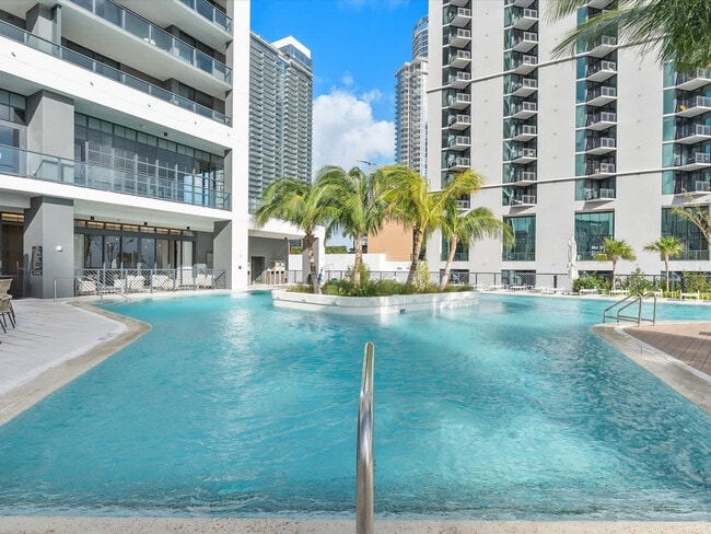 Building Photo - 601 NE 1st Ave