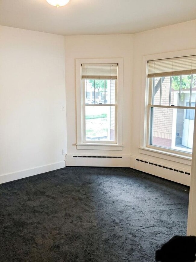 Building Photo - 5 Bed, 2 Bath Home NEAR CSU!
