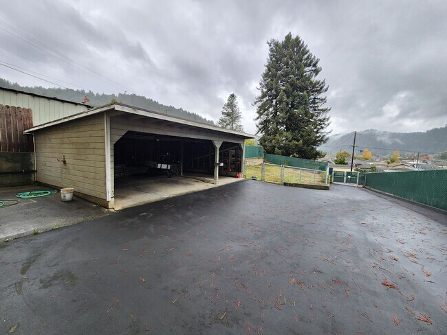 Building Photo - Single Family Home in Rio Dell!