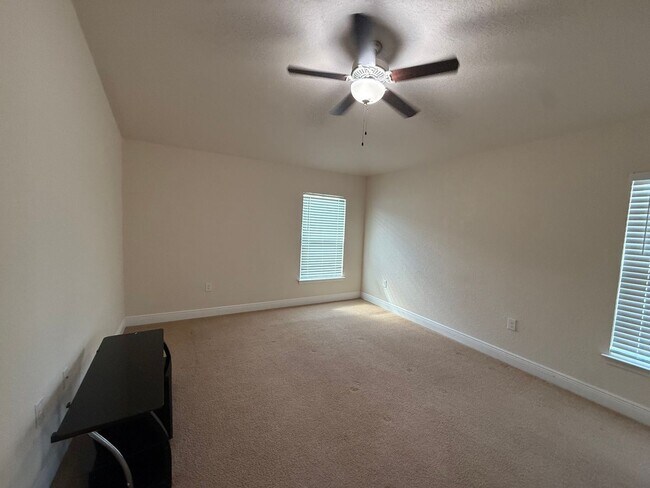 Building Photo - Three bedroom two bathroom BH Home