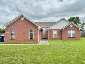 Building Photo - THREE BEDROOM TWO BATH WITH SPACIOUS FENCED BACKYARD.