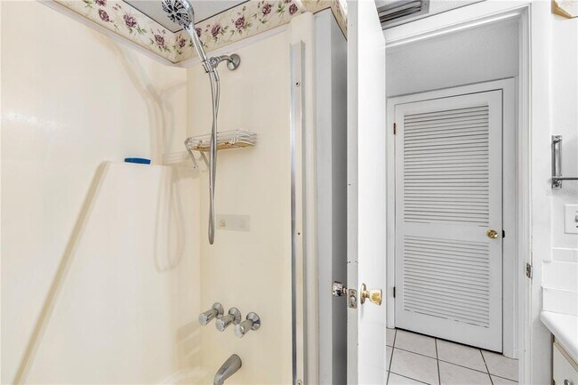 Building Photo - 2525 W Bay Dr