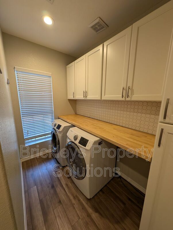 Building Photo - 9213 E Wood Dr