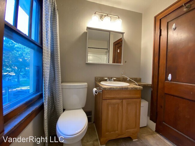 Building Photo - 3 br, 1.5 bath House - 2107 S Grange Ave