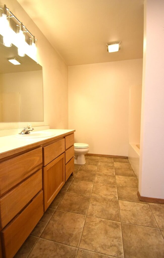 Building Photo - 3BD, 1BA Top Floor Unit
