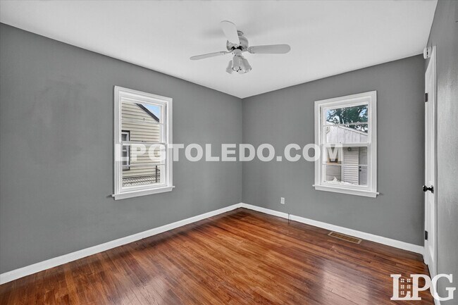 Building Photo - 3540 Bellevue Rd