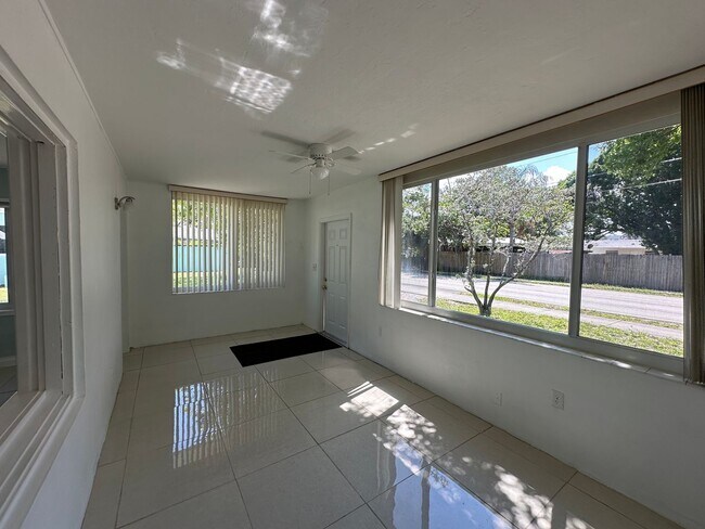 Building Photo - Charming Studio House in Oakland Park