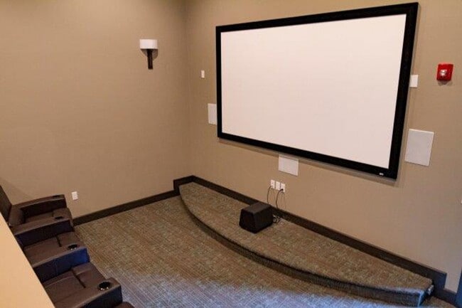 Building Photo - Limited-Time Offer: Gorgeous Top Floor 2 Bed/1 Bath for Just $1,799/Month! Private view!