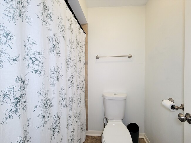 Building Photo - 2115 Forest Oaks Dr