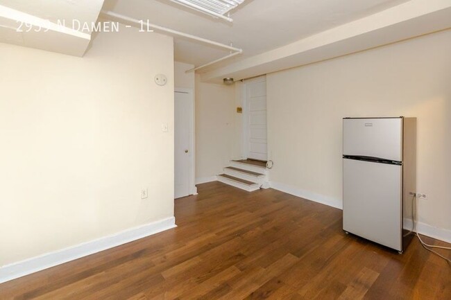 Building Photo - Cozy Studio in Lincoln Park!  Gas and Heat...