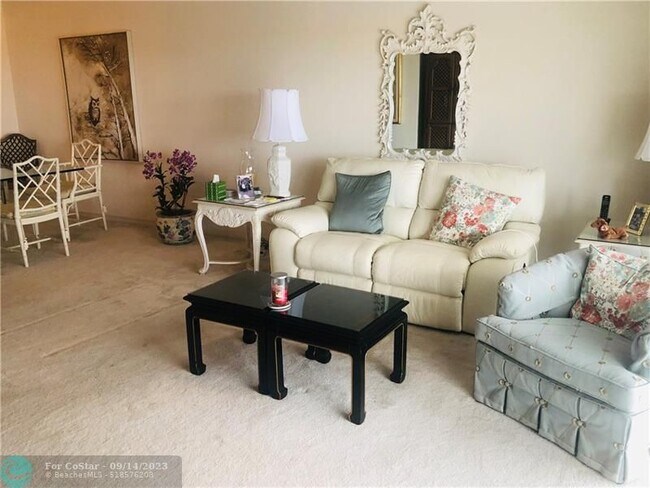 Building Photo - 1523 E Hillsboro Blvd