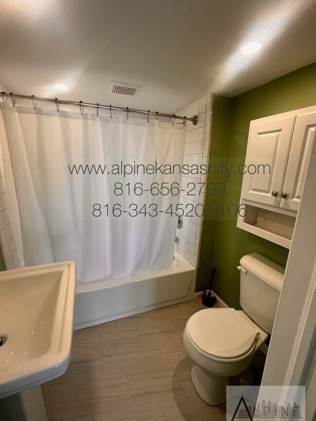 Building Photo - Cute HOUSE in Gillham Plaza, Gated Off Street Parking!