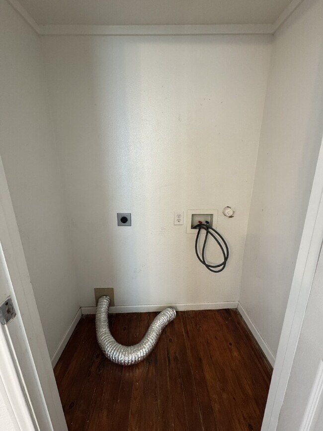 Building Photo - Spacious, quiet downstairs unit in heart o...