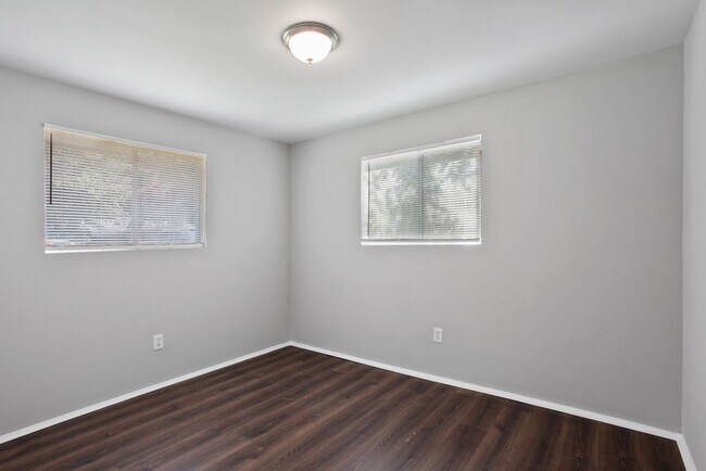 Building Photo - Large 3BR/1BA Eastside Savannah Home For Rent