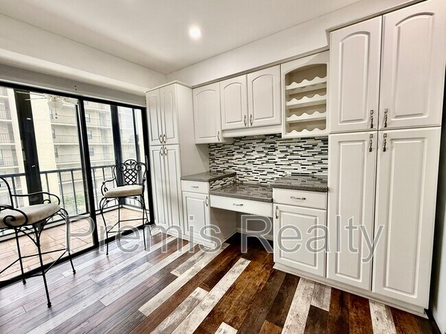 Building Photo - 2800 Cove Cay Dr