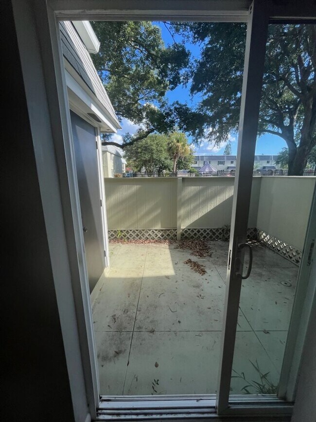 Building Photo - Spacious 2brm 1.5ba townhome Condo in The Villas off Conway Rd.