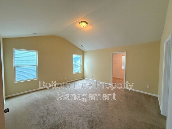 Building Photo - 1321 Waylon Ave