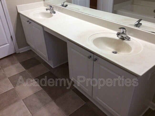 Building Photo - 1087 Glen Chase Dr