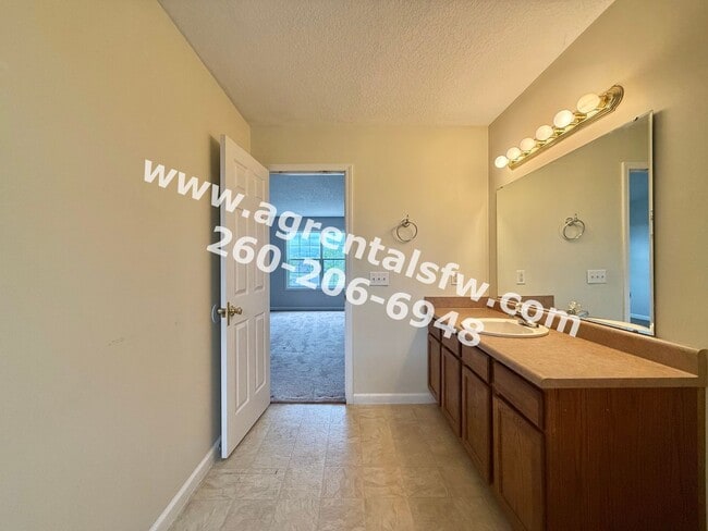 Building Photo - 3 Bedroom House