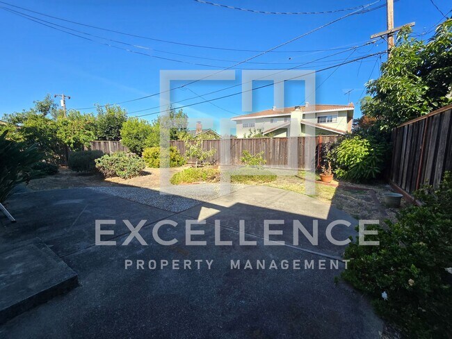 Building Photo - 2 Story 4/2 + Office, Hwf, Pets Negotiable...