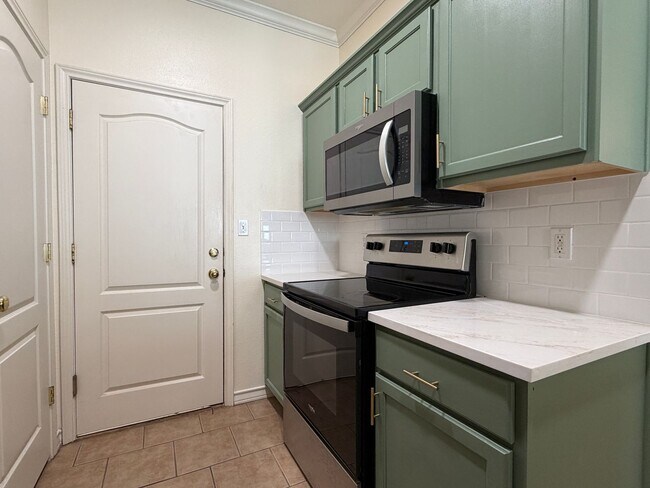 Building Photo - ISLAND TOWNHOME IN A GATED COMMUNITY