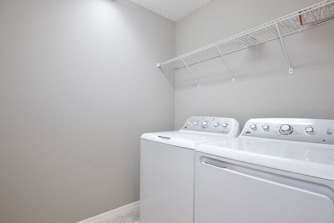 Building Photo - Gorgeous 3/2.5 Modern Townhome with 1 Car ...