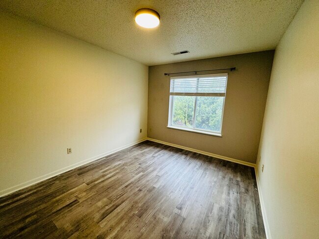 Building Photo - 395