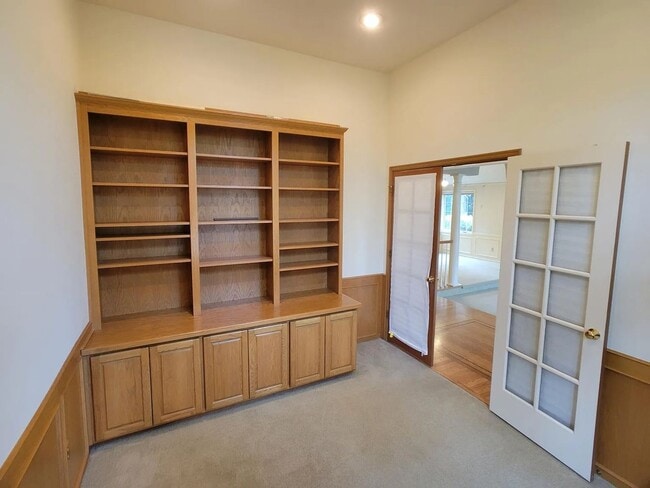 Building Photo - Spacious 3-Bedroom Home with Den and Private Backyard in Prime Location