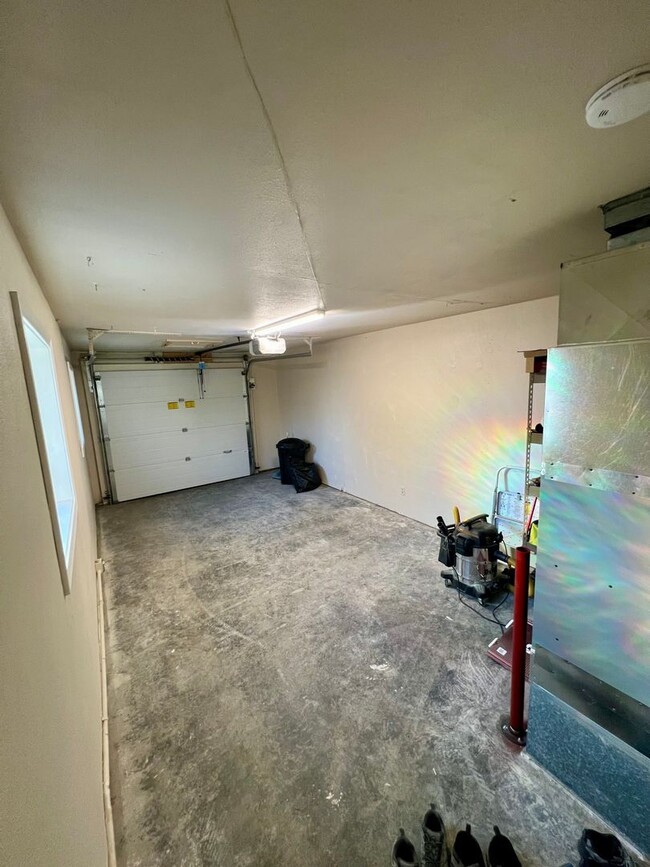 Building Photo - 2 Bedroom Duplex / Heat Included / Sorry n...