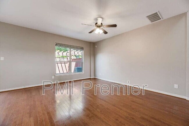 Building Photo - 321 Metropolitan Dr