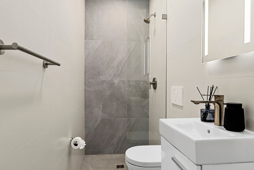 Building Photo - 1566 Beacon St