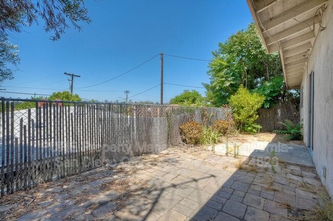 Building Photo - 120 Trellis Ln