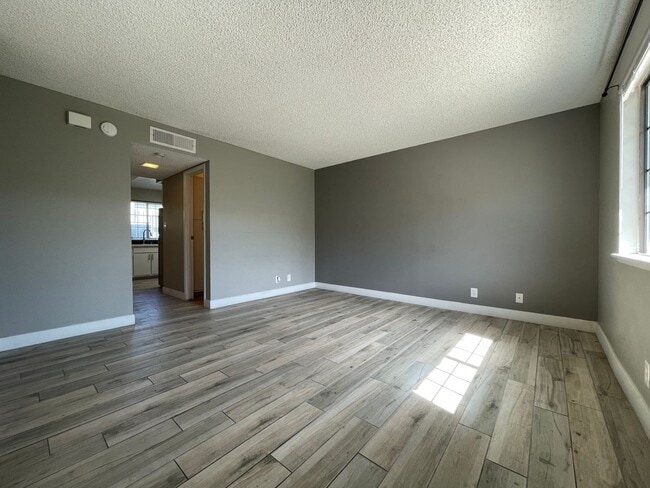 Building Photo - 2 BED 2 BATH TOWNHOUSE NEAR LAKE MEAD AND ...