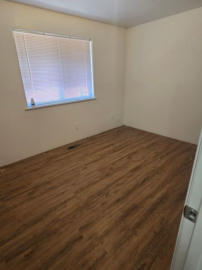 Building Photo - 2 bedroom 1 bath for Rent in Grants Pass