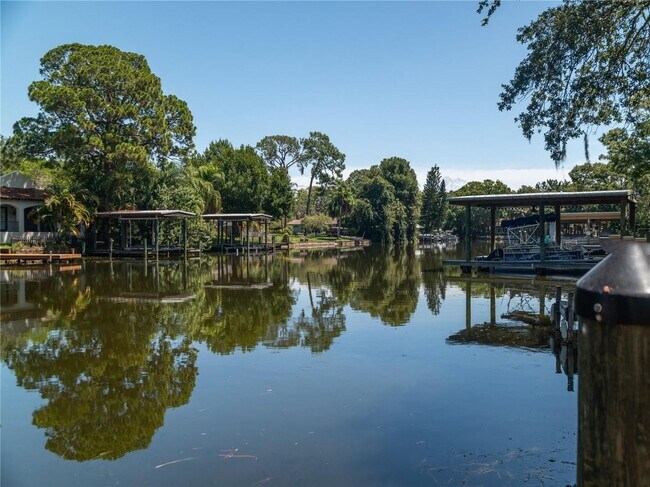Building Photo - Lake Home