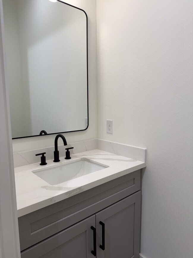 Building Photo - 9005 Comal St