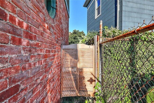 Building Photo - 4 Pallas St
