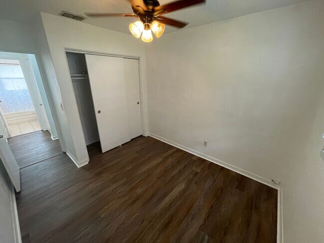 Building Photo - Charming 3-Bedroom Home with 1 Bath and 1-...