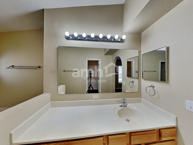 Building Photo - 194 Velveteen Place