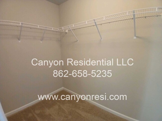 Building Photo - MUST SEE Fantastic 4BR 2/5 BA near everyth...
