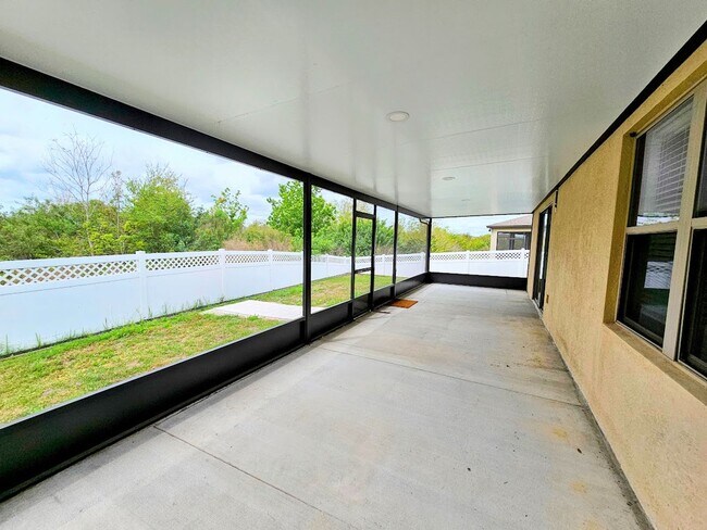 Building Photo - Polk City Gem