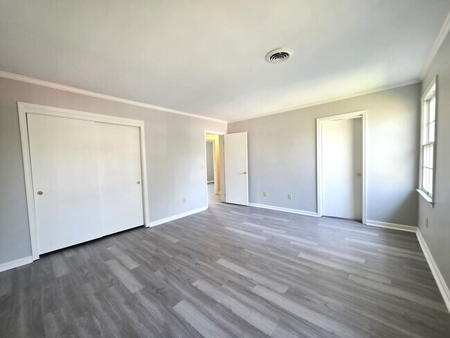 Building Photo - 830 Larch Way