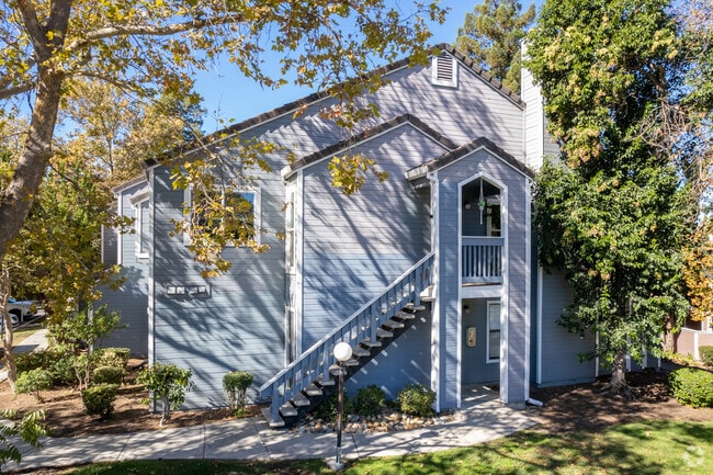 Primary Photo - Hillcrest Vista Apartments