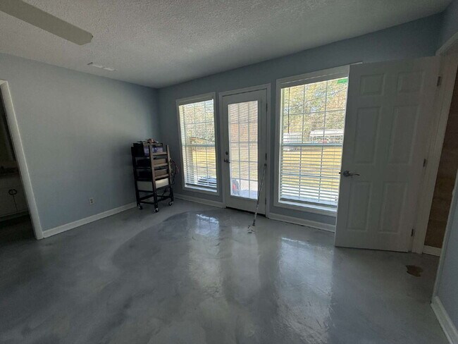 Building Photo - HUGE UPGRADED 3/2!