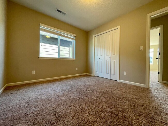 Building Photo - Wonderful 5 Bedroom 3.5 Bath Bethany Home!