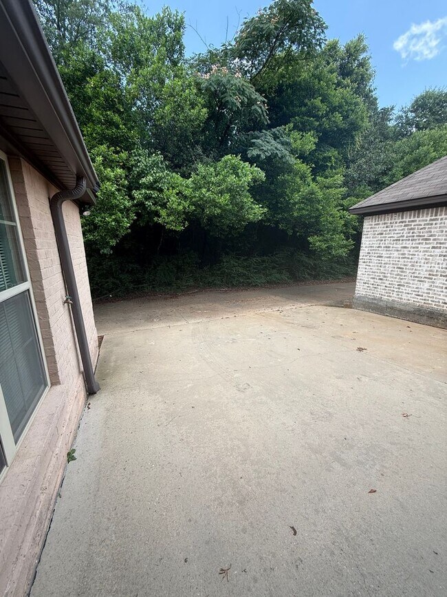 Building Photo - ** 3 Bed 2 Bath located in Burbank Crossing ** Call 334-366-9198 to schedule a self tour