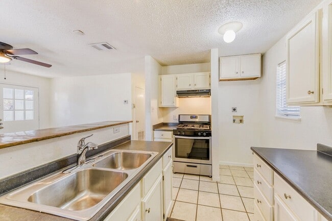 Building Photo - 2928 E 12th St