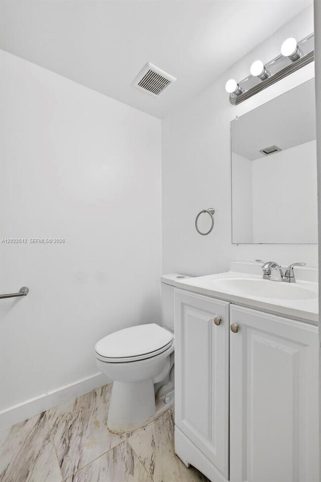 Building Photo - 4174 Inverrary Dr