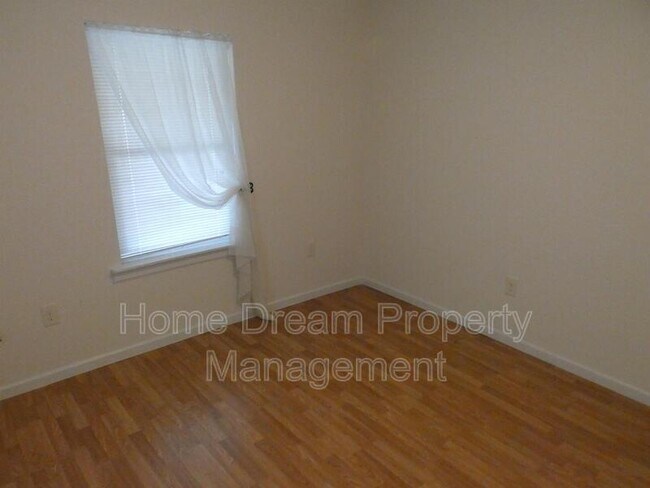 Building Photo - 930 Bryant Ave